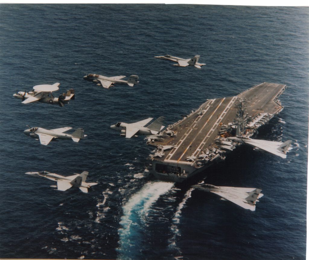 © Wendell Royce McLaughlin Jr. Planes of Carrier Air Wing 7 (CVW-7) fly by USS George Washington (CVN-73) during the ship's maiden deployment to the Mediterranean and Persian Gulf, May 20–November 17, 1994. Official US Navy photograph. Le CVN 73 George Washington est aujourd'hui prépositionné au Japon. Sur cette photographie, le groupe aérien embarqué était au grand complet : intercepteurs (F-14C Tomcat), chasseurs-bombardiers (F/A-18 Hornet), bombardiers (A-6 Intruder), avions de guerre électronique (EA-6B Prowler) et de guet aérien (E-2C Hawkeye).