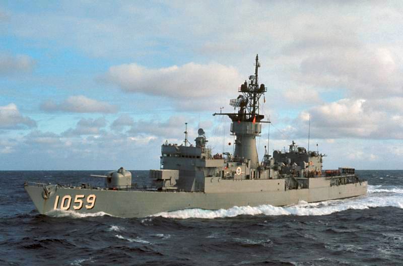 USS W S SIMS FF 1059 DE 1059 Oval Decal Sticker Military USN U S Navy 