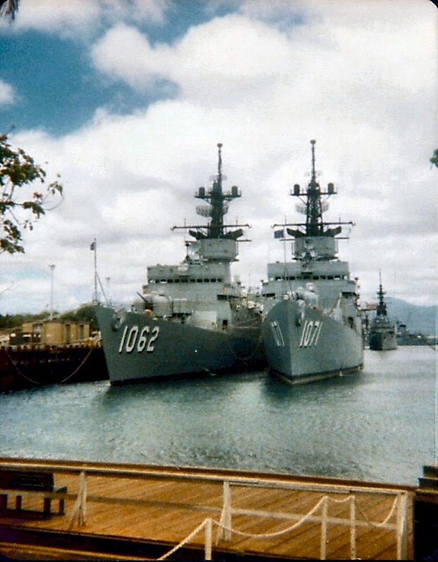 File:USS Ouellet (FF-1077) and USS Whipple (FF-1062) at Pearl Harbor in  1984.JPEG - Wikimedia Commons