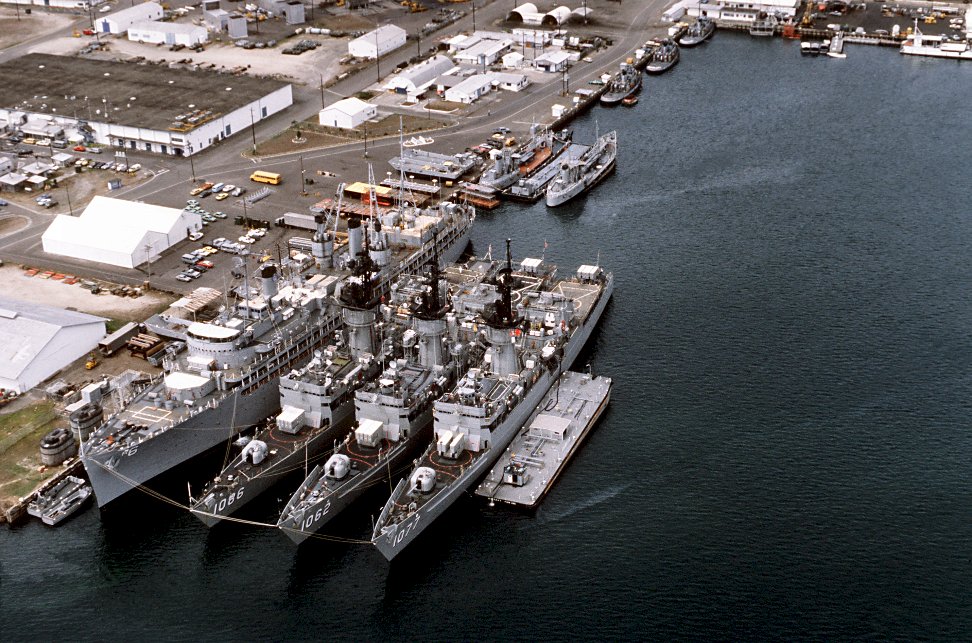 File:USS Ouellet (FF-1077) and USS Whipple (FF-1062) at Pearl Harbor in  1984.JPEG - Wikimedia Commons