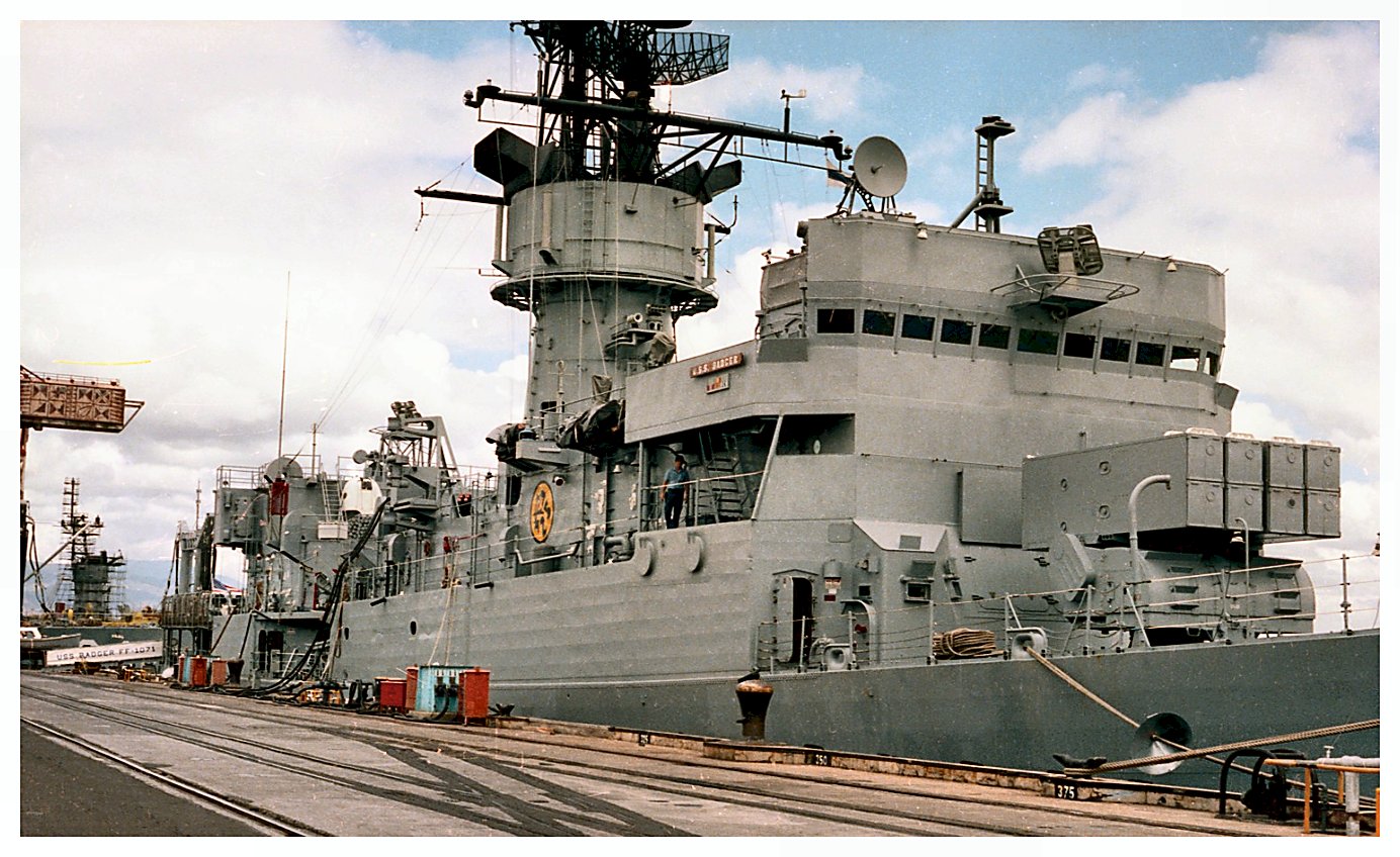 File:USS Ouellet (FF-1077) and USS Whipple (FF-1062) at Pearl Harbor in  1984.JPEG - Wikimedia Commons