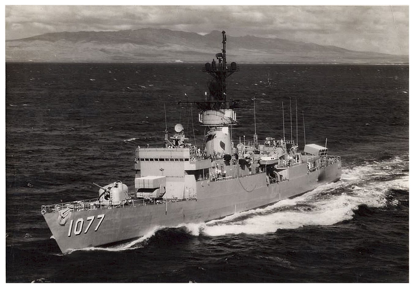 File:USS Ouellet (FF-1077) and USS Whipple (FF-1062) at Pearl Harbor in  1984.JPEG - Wikimedia Commons