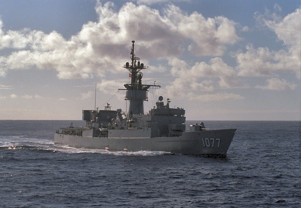 File:USS Ouellet (FF-1077) and USS Whipple (FF-1062) at Pearl Harbor in  1984.JPEG - Wikimedia Commons