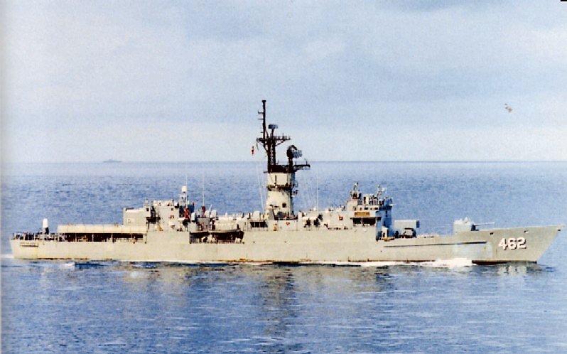 File:USS Ouellet (FF-1077) and USS Whipple (FF-1062) at Pearl Harbor in  1984.JPEG - Wikimedia Commons