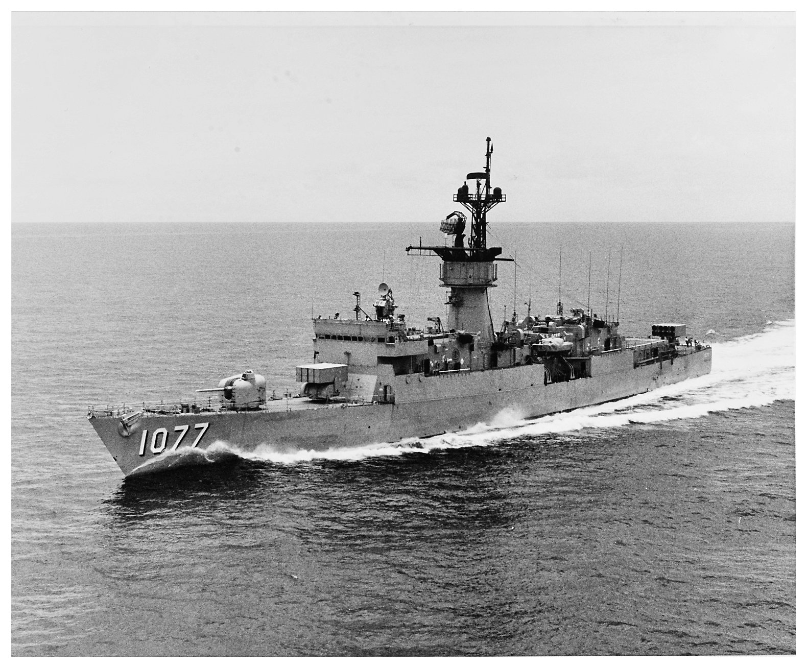 File:USS Ouellet (FF-1077) and USS Whipple (FF-1062) at Pearl Harbor in  1984.JPEG - Wikimedia Commons