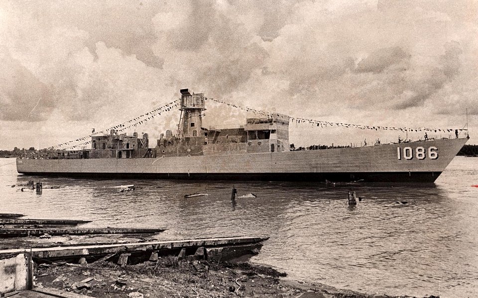 File:USS Ouellet (FF-1077) and USS Whipple (FF-1062) at Pearl Harbor in  1984.JPEG - Wikimedia Commons