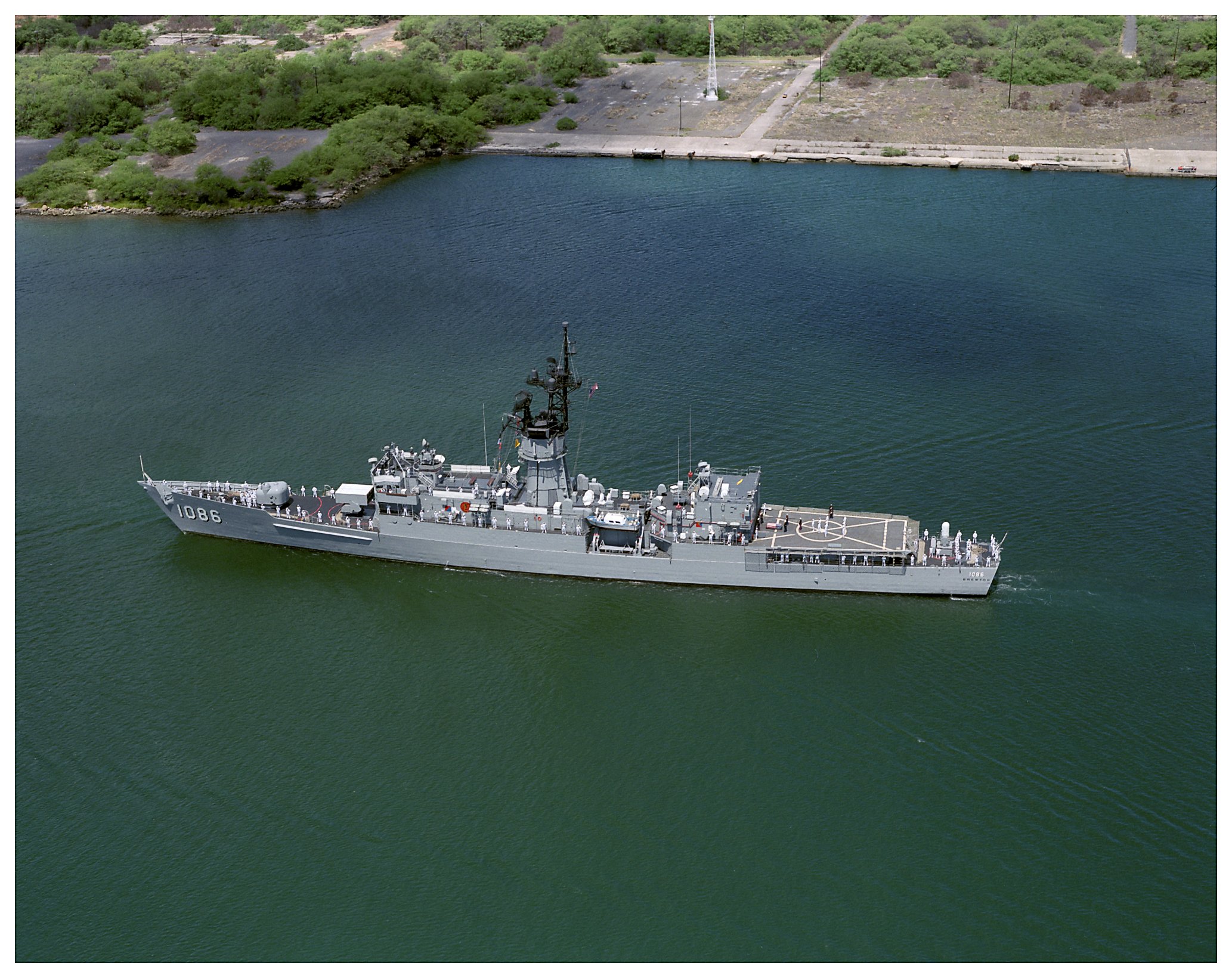 File:USS Ouellet (FF-1077) and USS Whipple (FF-1062) at Pearl Harbor in  1984.JPEG - Wikimedia Commons